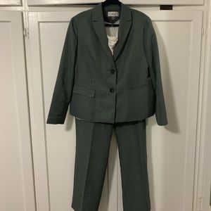 LeSuit 2 piece pant suit